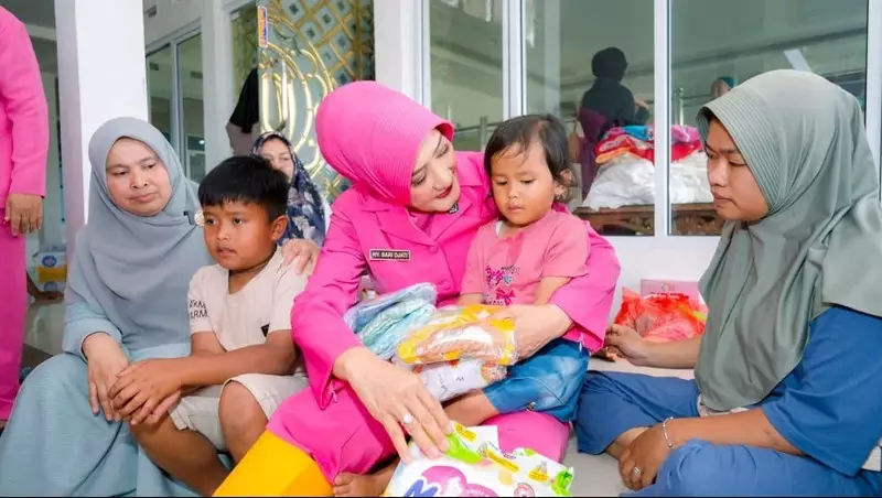 Bhayangkari Sumbar Hadir Berikan Bantuan bagi Warga Terdampak Banjir Bandang
