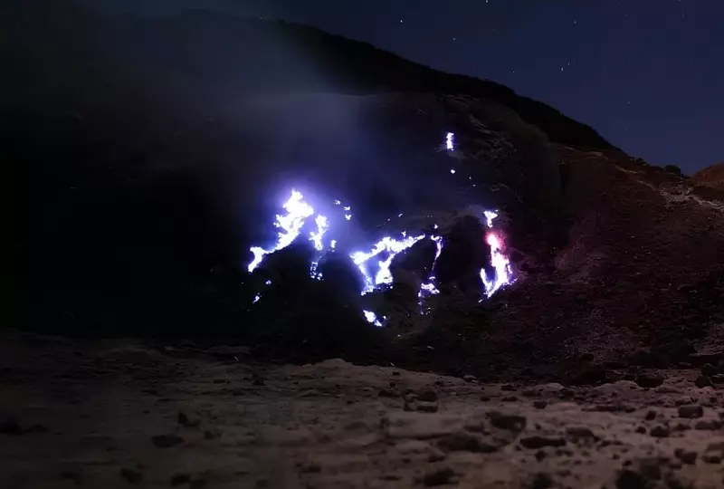 Blue Fire Gunung Papandayan Ternyata Pernah Muncul di 2023 dan 2025