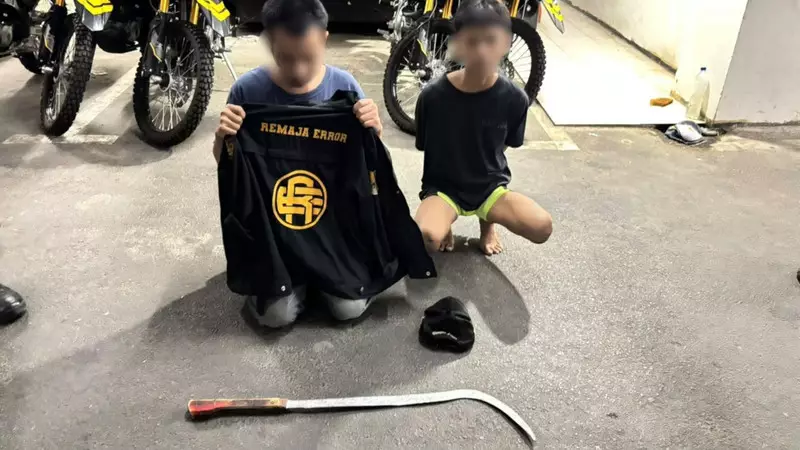 Brimob PMJ Amankan 2 Pemuda Bawa Celurit di Cakung, Diduga Hendak Tawuran