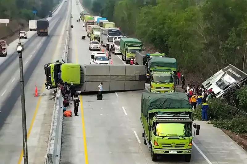 Bus Tabrak Truk Trailer di Tol Terpeka Lampung: Sopir Tewas, 7 Luka-luka