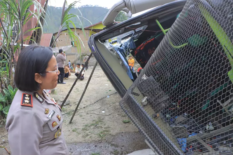 Bus Terjun ke Jurang 8 Meter di Samosir: 26 Penumpang Luka, 3 Patah Tulang