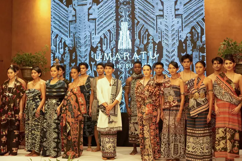 Cara Oscar Lawalata Lestarikan Wastra Tenun: Dirikan Umaratu 'Rumah Ibu Bumi'