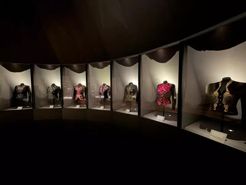 Catatan dari Pameran Schiaparelli: Fashion Becomes Art