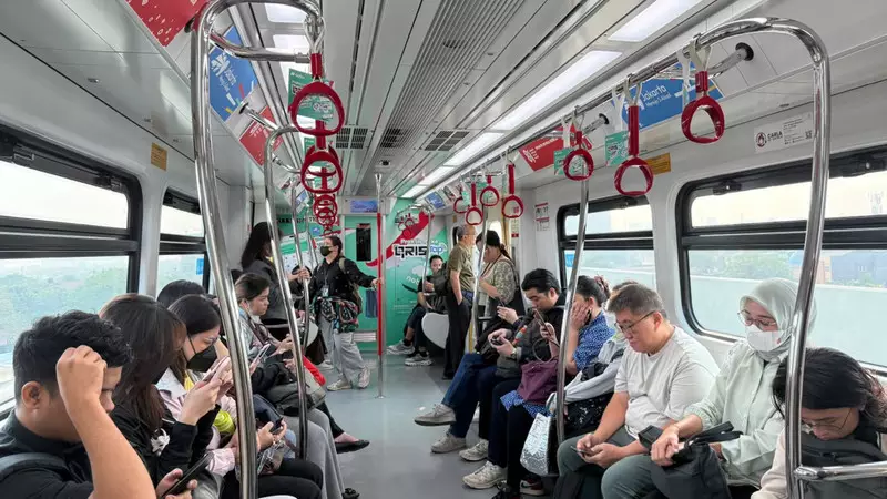 Cerita Penumpang Jajal LRT Kelapa Gading-Manggarai: Bebas Macet-Waktu Pasti