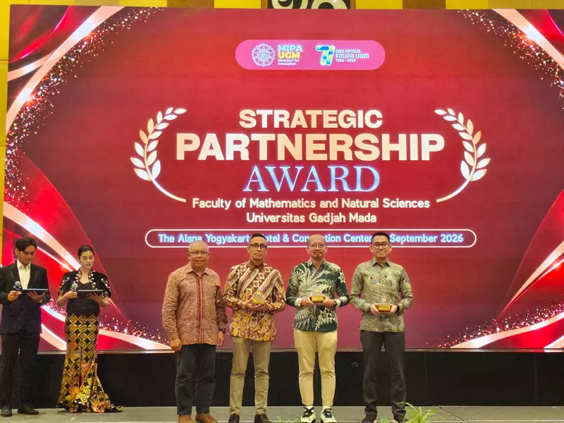 Chief of AICS kumparan Raih Penghargaan Inspirasi Alumni FMIPA UGM