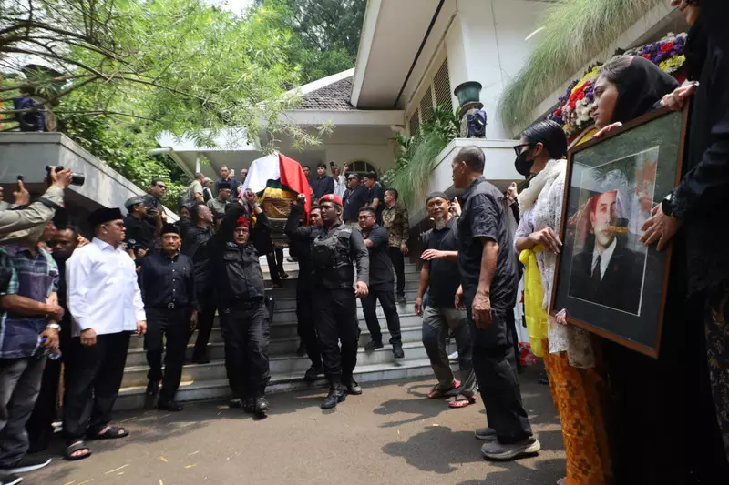 Diiringi Isak Tangis, Guruh Soekarnoputra Dimakamkan di TPU Karet Bivak