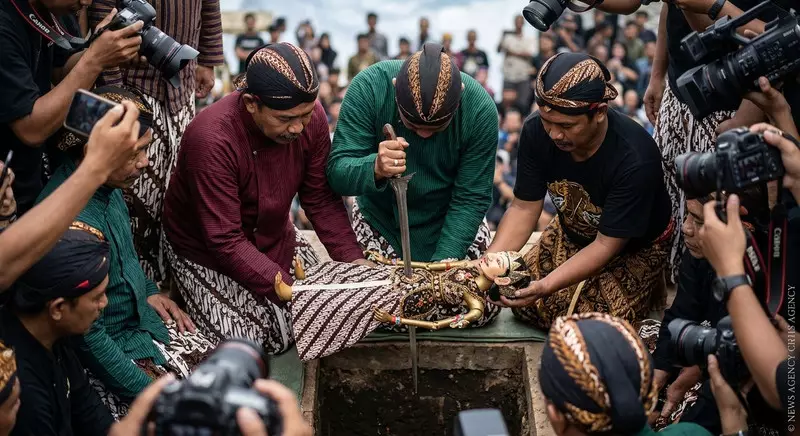 Festival, Bekakak, dan Ketakutan kepada Simbol