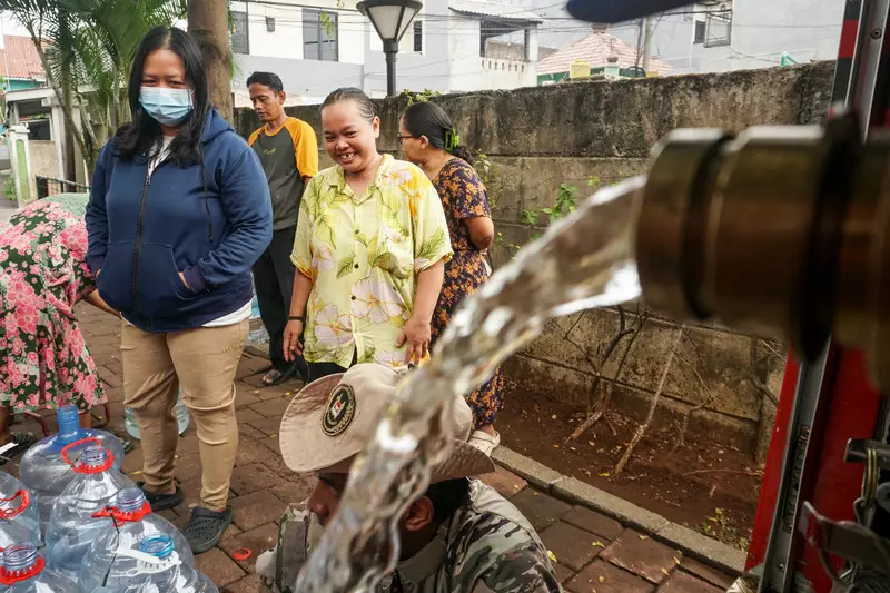 Foto: Antre Air Bersih Buat Warga Lenteng Agung Jaksel yang Kekeringan