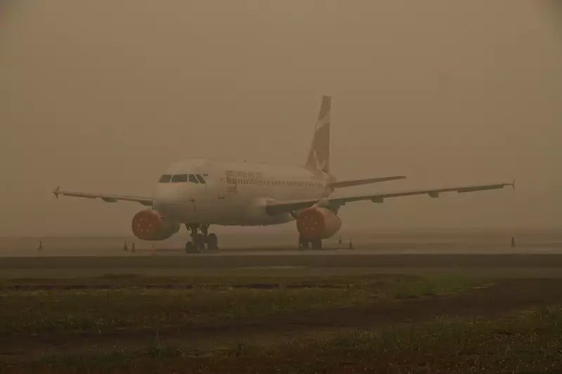 Foto: Bandara Tjilik Diselimuti Kabut Asap, Penerbangan Diberhentikan Sementara