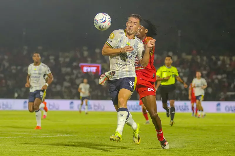 Foto: Bangkit dari Tertinggal, Persib Gulung Persijap
