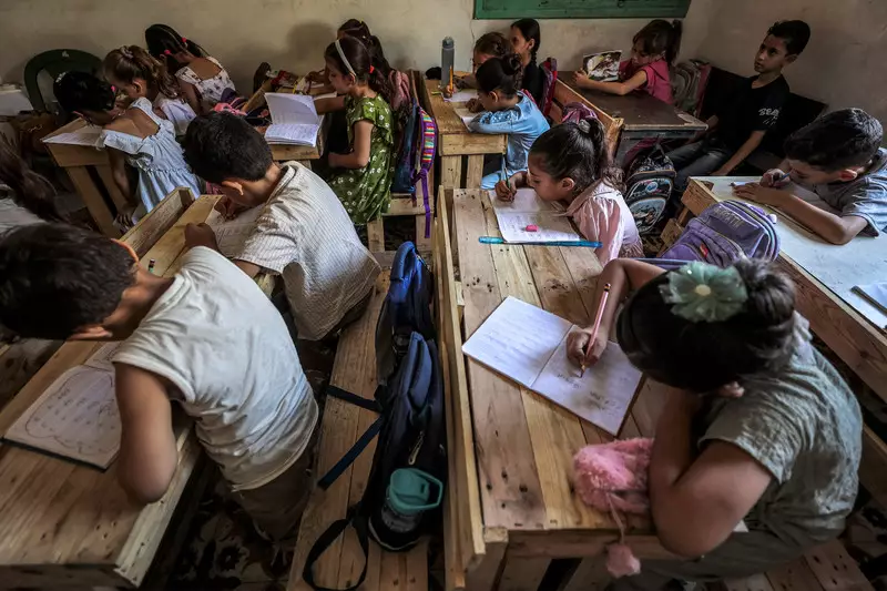Foto: Dari Kayu Bekas Disulap Jadi Meja Sekolah untuk Anak-Anak Gaza