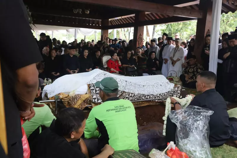 Foto: Guruh Soekarnoputra Meninggal Dunia, Dimakamkan di TPU Karet Bivak