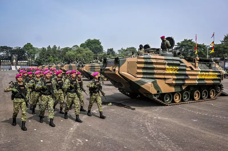 Foto: Kemhan Serahkan 12 Ranpur Amfibi Baru Asal AS ke Marinir TNI AL