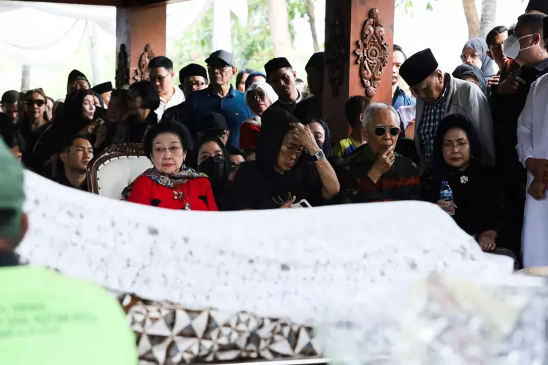 Foto: Megawati Lepas Kepergian Guruh Soekarnoputra