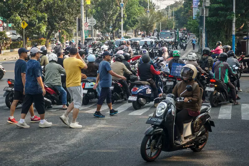 Foto: Menyeberang Jalan di Jakarta, 'Bertarung' dengan Pengendara