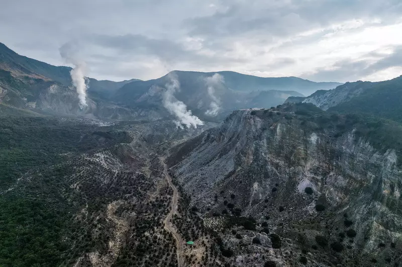 Foto: Muncul Blue Fire, Pendakian Gunung Papandayan Ditutup Sementara