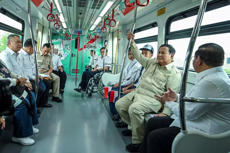Foto: Prabowo Resmikan LRT Rute Kepala Gading-Manggarai