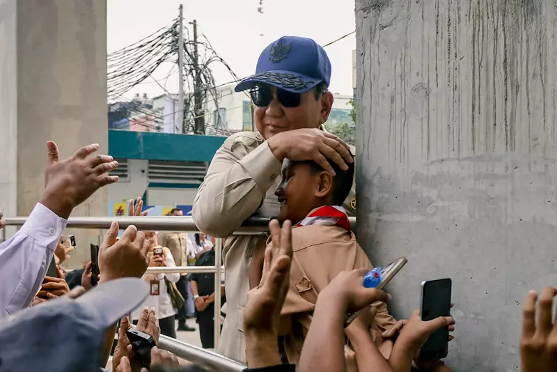 Foto: Prabowo Sapa Warga Usai Peresmian LRT Kelapa Gading–Manggarai