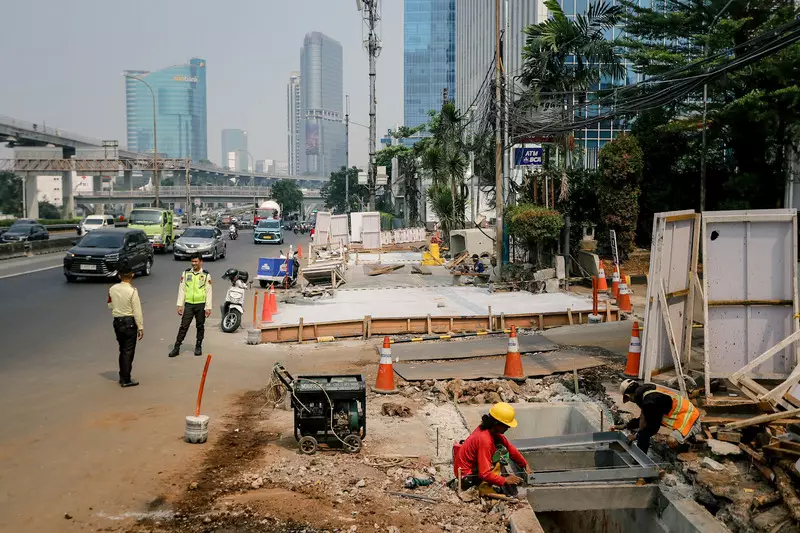 Foto: Revitalisasi Trotoar Gatot Subroto, Wajah Jalan Mulai Berubah