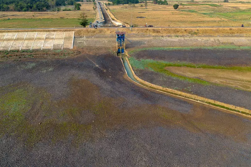 Foto: Waduk Cipancuh di Indramayu Mengering, Berubah Jadi Daratan