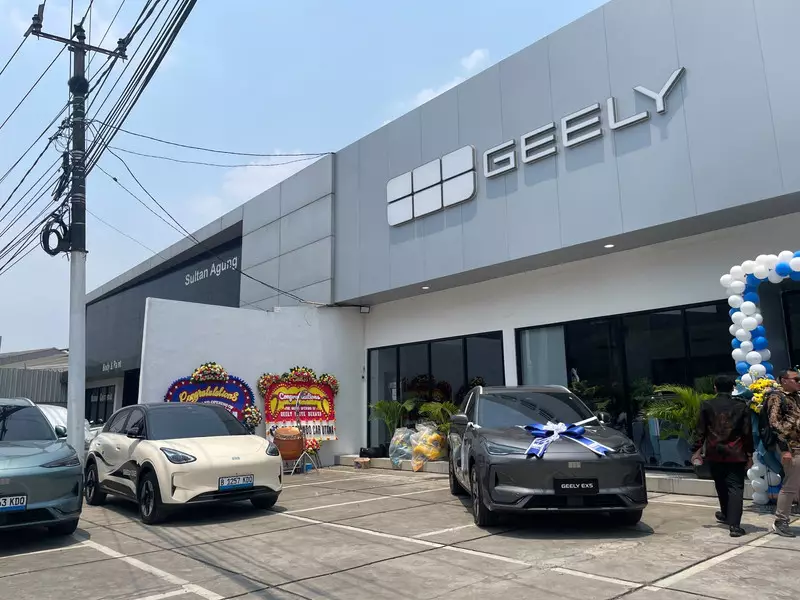 Geely Akui Opsen Ganggu Penjualan Mobil Hybrid dan ICE