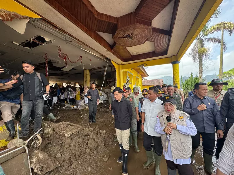 Gibran Tinjau Banjir Bandang Solok: Prioritas Sekarang, Akses Utama Harus Pulih