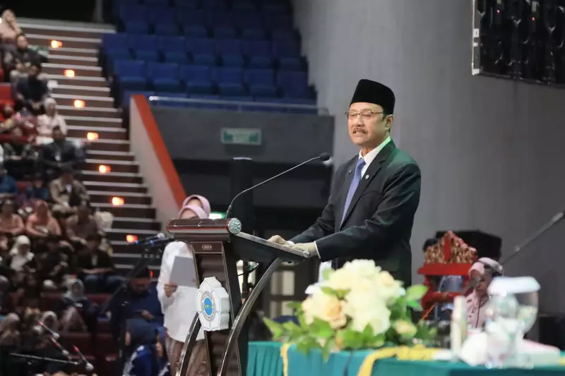 Gus Ipul Ajak Wisudawan Poltekesos Jadi Agen Perlinsos & Dukung Sekolah Rakyat