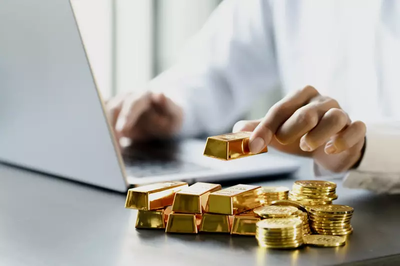 Harga Emas Turun, Konfik Selat Hormuz Dorong Ekspektasi Kenaikan Suku Bunga AS