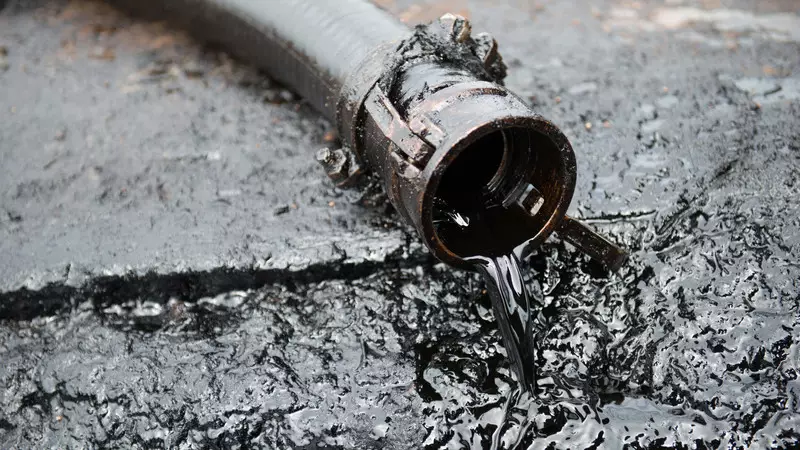 Harga Minyak Mentah Brent Naik Jadi USD 103 per Barel, WTI Turun di USD 89,25