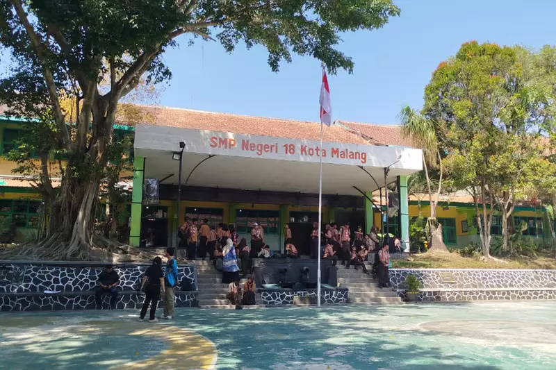 Heboh Kepsek SMPN di Malang Tampar Siswa karena Baju: Dipolisikan, Dicopot