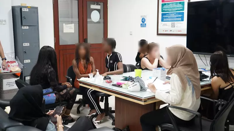 Imigrasi Ngurah Rai Amankan 13 WNA dalam Operasi Gabungan Prostitusi Bali
