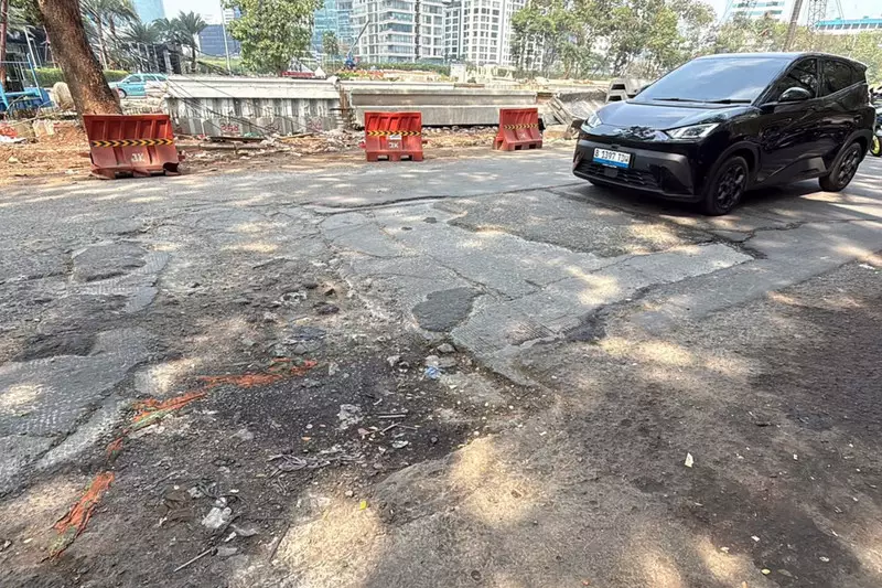 Jalan di Tengah Gedung Tinggi Kuningan: Kerap Rusak meski Sudah Ditambal