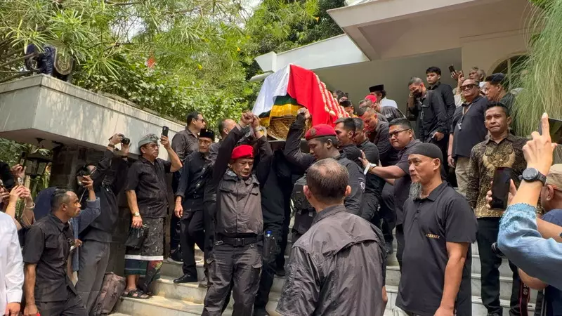 Jenazah Guruh Seorkarnoputra Dibawa ke TPU Karet Bivak