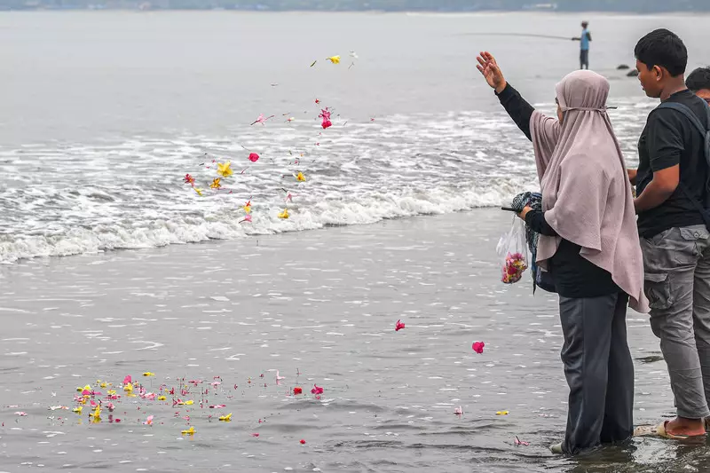 Keluarga Tabur Bunga di Selat Sunda usai Pencarian 5 Wartawan Hilang Dihentikan