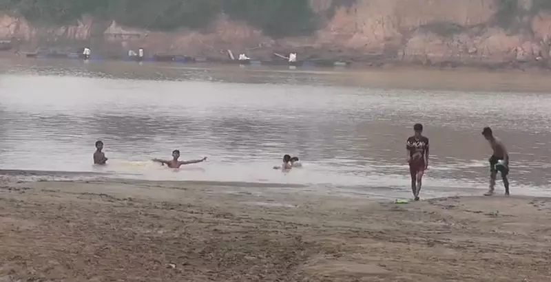 Kemarau Panjang Bikin Sumur Kering, Warga Jambi Pilih Mandi di Sungai Batanghari