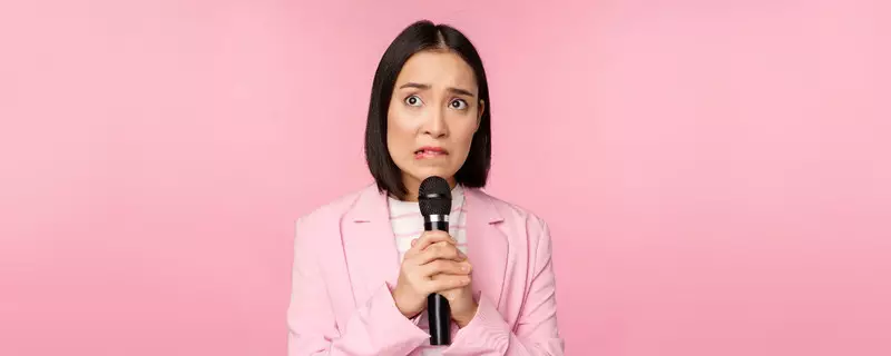 Kenapa Kita Mendadak Lupa Semua Saat Disuruh Ngomong di Depan Orang?