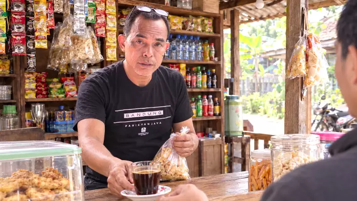Kisah Pak Darto Pensiun: Ngewarung dan Tetap Percaya Masa Tua Lebih Baik
