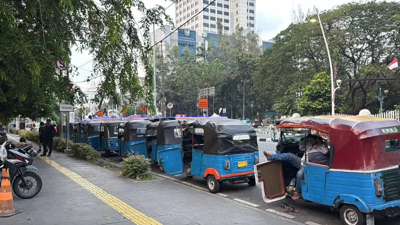 Kisah Para Sopir Bajaj di Gambir: Dari Ditipu Penumpang hingga Asuh Anak Yatim