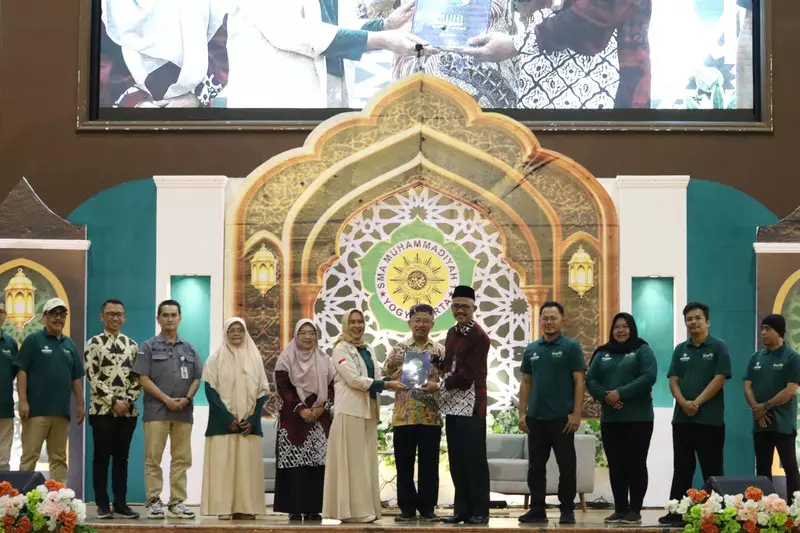 Kisah Sekolah Cak Nun-Eross Sheila on 7 Diabadikan dalam Buku 77 Tahun MUHI