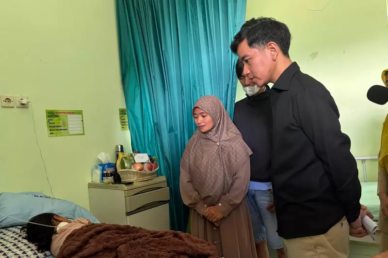 Kunker ke Batang, Gibran Minta Maaf-Pastikan Korban Keracunan MBG Ditangani Baik