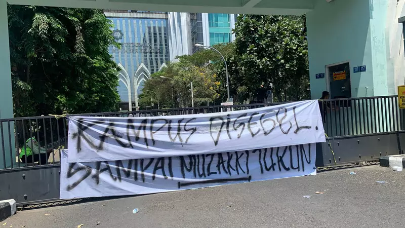 Mahasiswa UINSA Gelar Aksi, Segel Gerbang Utama Kampus