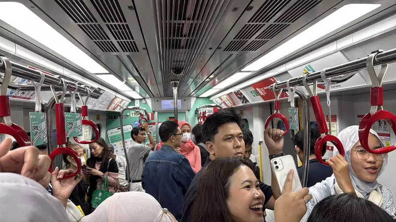 Malam Minggu Jajal LRT Baru, Cerita Warga Bogor Rela Bolak-balik Tanpa Tujuan