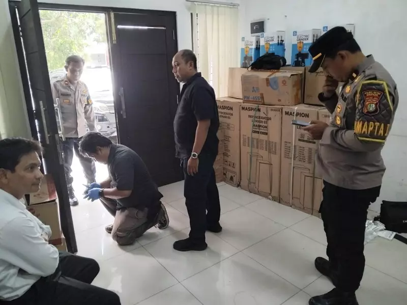Maling Bobol Kantor Baznas Depok: 3 Kali Ganti Baju, Gasak Laptop-Hp
