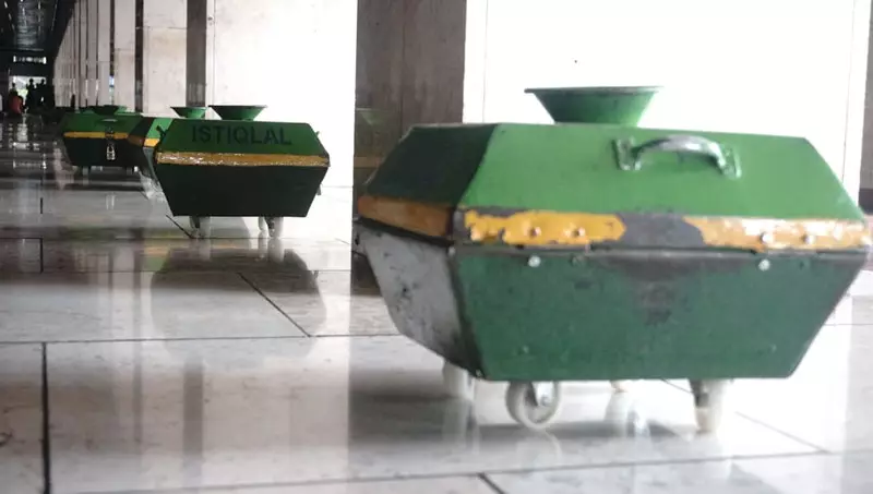 Maling Pakai Penutup Kain Sarung Bobol Kotak Amal Masjid di Bekasi