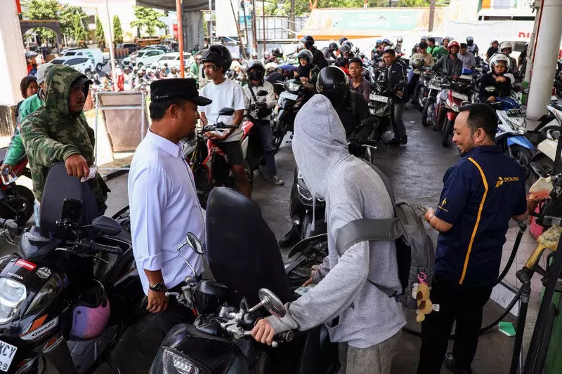 Marak Modus Perbesar Tangki, Bahlil Godok Aturan Cegah Peralihan ke BBM Subsidi