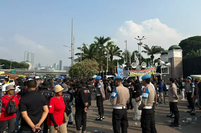 Massa Aksi Buruh Bubarkan Diri dari DPR, Lalin Kembali Normal