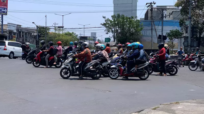 Melihat Pelanggaran Lalin di Surabaya: 1 Menit, 113 Pemotor Terobos Lampu Merah