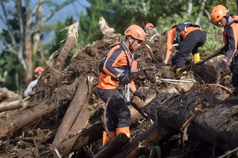 Mendagri: Banjir Bandang Solok Masuk Tahap Pembersihan, PU Siapkan Perbaikan