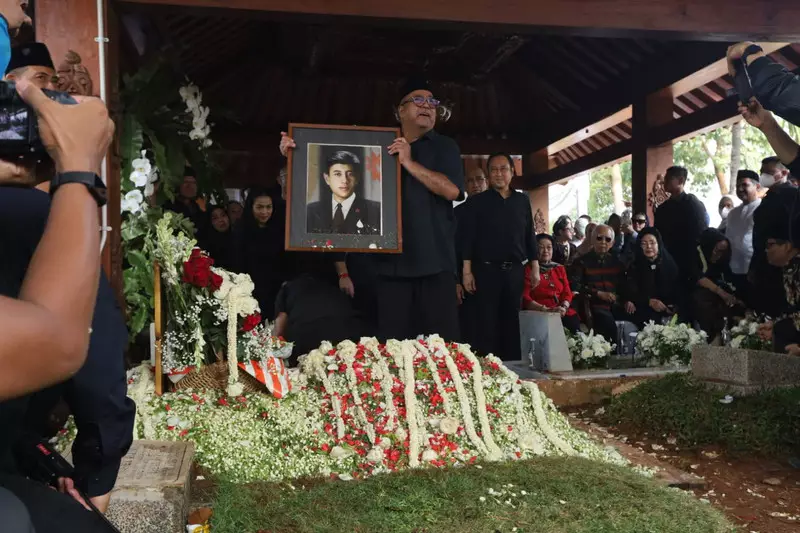 Mengantar Guruh Soekarnoputra ke Peristirahatan Terakhir
