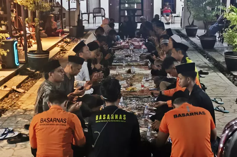 Menunggu di Ujung Pencarian: Doa Keluarga untuk 8 Korban Hilang di Selat Sunda